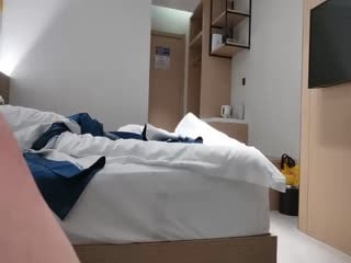 老表探花近距离视角聊天,高清拍摄长裙萌妹,撩起裙子摸逼给观众看,镜头前深喉操的水声