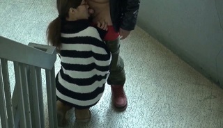 斯文眼镜妹,终于等到命中注定可以吃屌的对的人~直接在楼梯口吃起温热的棒棒!