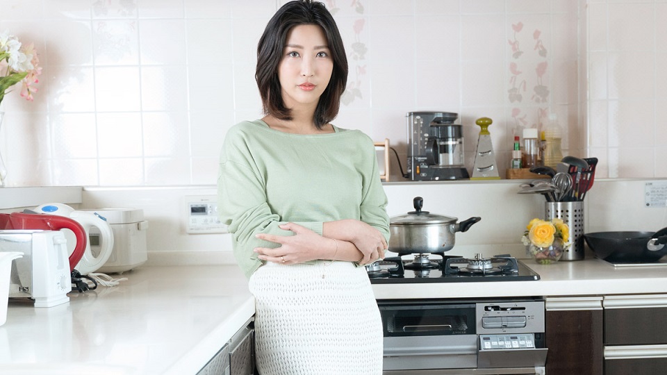 1pon _ 百多えみり まんチラの誘惑 ~同級生のママはボン、キュッ、ボン!~