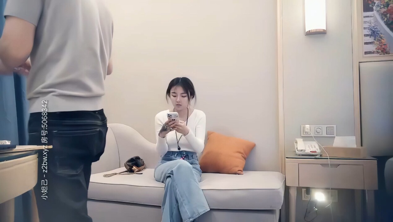 探花精選【LOVE小天】探花長相清純萌妹,脫掉衣服手上花臂紋身,蹲著口交沙發上被猛操站立後入